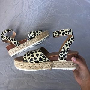 Size 6 | leopard print platform sandals